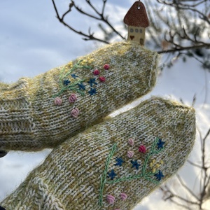 Kézzel kötött gyapjú kesztyű hímzett virágokkal � Tavaszi ébredés (S-es méret) - Meska.hu