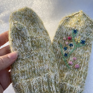 Kézzel kötött gyapjú kesztyű hímzett virágokkal � Tavaszi ébredés (S-es méret) - ruha & divat - sál, sapka, kendő - kesztyű - Meska.hu