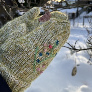 Kézzel kötött gyapjú kesztyű hímzett virágokkal � Tavaszi ébredés (S-es méret) - ruha & divat - sál, sapka, kendő - kesztyű - Meska.hu