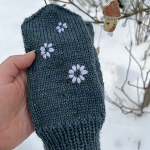 Kézzel kötött gyapjú kesztyű hímzett virágokkal (S-M méret) - ruha & divat - sál, sapka, kendő - kesztyű - Meska.hu