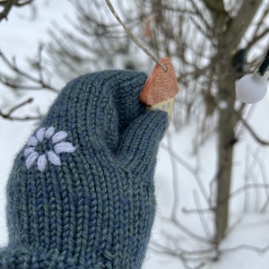 Kézzel kötött gyapjú kesztyű hímzett virágokkal (S-M méret) - ruha & divat - sál, sapka, kendő - kesztyű - Meska.hu