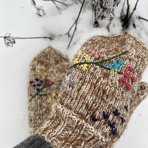 Egyedi, kézzel hímzett gyapjú-mohair kesztyű � Téli virágoskert, Ruha & Divat, Sál, Sapka, Kendő, Kesztyű, Hímzés, Kötés, MESKA