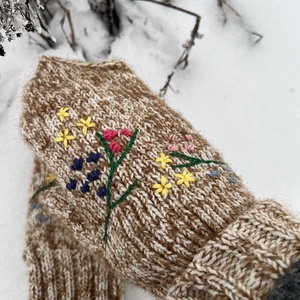 Egyedi, kézzel hímzett gyapjú-mohair kesztyű � Téli virágoskert - ruha & divat - sál, sapka, kendő - kesztyű - Meska.hu