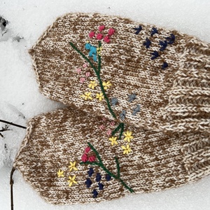 Egyedi, kézzel hímzett gyapjú-mohair kesztyű � Téli virágoskert - ruha & divat - sál, sapka, kendő - kesztyű - Meska.hu