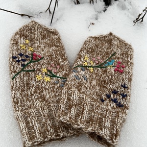 Egyedi, kézzel hímzett gyapjú-mohair kesztyű � Téli virágoskert - ruha & divat - sál, sapka, kendő - kesztyű - Meska.hu