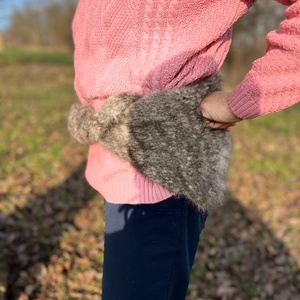 Kézzel font kutyaszőr derékmelegítő � Nagymama gondoskodása (Cruelty-free) - ruha & divat - női ruha - mellény - Meska.hu