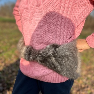 Kézzel font kutyaszőr derékmelegítő � Nagymama gondoskodása (Cruelty-free) - ruha & divat - női ruha - mellény - Meska.hu
