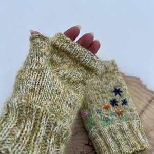 Kézzel kötött virágos ujjatlan kesztyű � Autóvezetéshez is ideális - ruha & divat - sál, sapka, kendő - kesztyű - Meska.hu