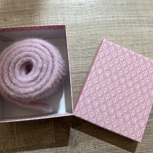Kézzel kötött Mini Sophie sál - Rózsaszín alpaka és selyem nyakmelegítő - Elegáns ajándék díszdobozban - ruha & divat - sál, sapka, kendő - sál - Meska.hu