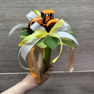 Traktoros ballagási csokor - otthon & életmód - virágdekoráció - virágok - virágcsokor - Meska.hu