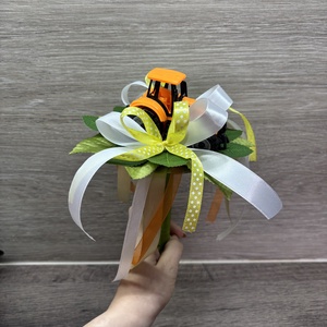 Traktoros ballagási csokor - otthon & életmód - virágdekoráció - virágok - virágcsokor - Meska.hu