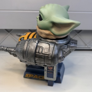 Kézzel festett Grogu figura a Razor Crest hajón � The Mandalorian ihlette gyűjtői szobor - otthon & életmód - dekoráció - asztal és polc dekoráció - asztaldísz - Meska.hu