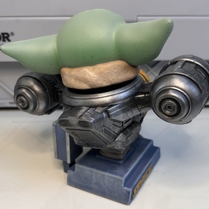 Kézzel festett Grogu figura a Razor Crest hajón � The Mandalorian ihlette gyűjtői szobor - otthon & életmód - dekoráció - asztal és polc dekoráció - asztaldísz - Meska.hu
