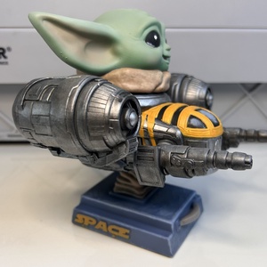 Kézzel festett Grogu figura a Razor Crest hajón � The Mandalorian ihlette gyűjtői szobor - otthon & életmód - dekoráció - asztal és polc dekoráció - asztaldísz - Meska.hu