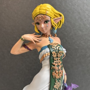 Princess Zelda (Tears of the Kingdom) � kézzel festett prémium műgyanta szobor a Megromlott Mesterkarddal - otthon & életmód - dekoráció - asztal és polc dekoráció - könyvszobor - Meska.hu