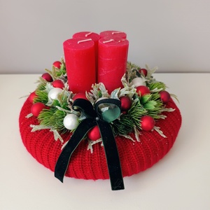 Piros kötött alapon piros gyertyákkal adventi koszorú, karácsonyi asztaldísz, Karácsony, Adventi díszek, Adventi koszorú, Kötés, Kerámia, MESKA