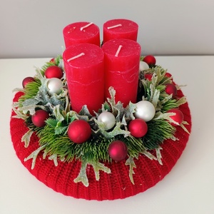Piros kötött alapon piros gyertyákkal adventi koszorú, karácsonyi asztaldísz - karácsony - adventi díszek - adventi koszorú - Meska.hu