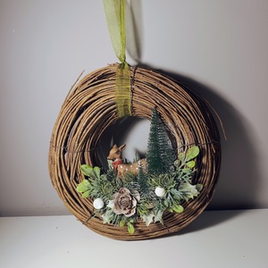 Szarvas figurás ajtódísz kopogtató erdei karácsonyi ünnepi fa koszorú alapon, Otthon & Életmód, Dekoráció, Ajtó- és ablak dekoráció, Ajtódísz & Kopogtató, Kosárfonás, Virágkötés, MESKA