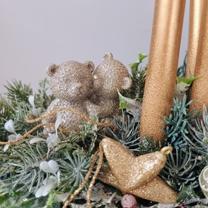 Szürke ovális kaspóban arany-zöld macis hosszú gyertyás karácsonyi adventi ünnepi asztaldísz - karácsony - adventi díszek - adventi asztaldísz - Meska.hu