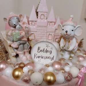 Púder rózsaszín egér figurás kastély díszítéssel négy gyertyával adventi karácsonyi ünnepi asztaldísz - karácsony - adventi díszek - adventi asztaldísz - Meska.hu