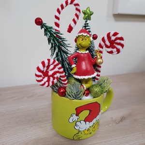 Grincs bögrés dísz - grinch bögrés dísz asztalra, polcra  - karácsony - karácsonyi lakásdekoráció - ünnepi asztaldekoráció - Meska.hu