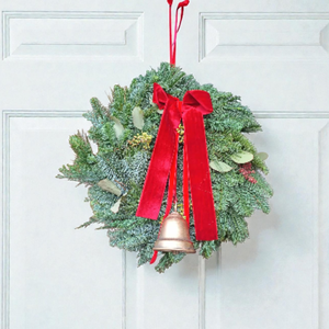 Nobilisfenyővel, eucaliptusszal és selyemfenyővel készített harangos ajtódísz kopogtató, Karácsony, Karácsonyi lakásdekoráció, Karácsonyi ajtódíszek, Virágkötés, MESKA