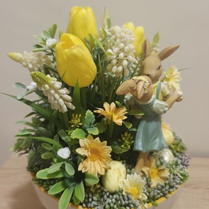 Húsvéti asztaldísz táncoló nyuszi párral sárga színvilágban tulipán díszítéssel - ünnepi díszek, dekorációk - húsvéti díszek és dekorációk - húsvéti virágos díszek - Meska.hu