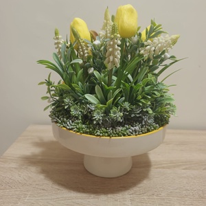 Húsvéti asztaldísz táncoló nyuszi párral sárga színvilágban tulipán díszítéssel - ünnepi díszek, dekorációk - húsvéti díszek és dekorációk - húsvéti virágos díszek - Meska.hu