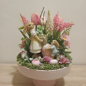 Húsvéti asztaldísz répát cipelő nyuszi mama-gyerek párral rózsaszín színvilágban tulipán díszítéssel - Meska.hu