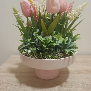 Húsvéti asztaldísz répát cipelő nyuszi mama-gyerek párral rózsaszín színvilágban tulipán díszítéssel - ünnepi díszek, dekorációk - húsvéti díszek és dekorációk - húsvéti virágos díszek - Meska.hu