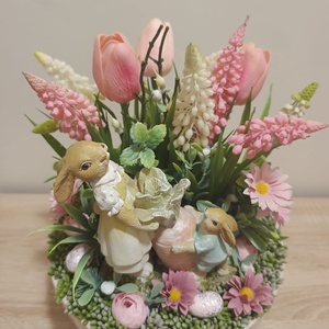 Húsvéti asztaldísz répát cipelő nyuszi mama-gyerek párral rózsaszín színvilágban tulipán díszítéssel - ünnepi díszek, dekorációk - húsvéti díszek és dekorációk - húsvéti virágos díszek - Meska.hu