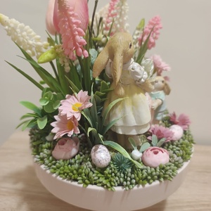 Húsvéti asztaldísz répát cipelő nyuszi mama-gyerek párral rózsaszín színvilágban tulipán díszítéssel - ünnepi díszek, dekorációk - húsvéti díszek és dekorációk - húsvéti virágos díszek - Meska.hu