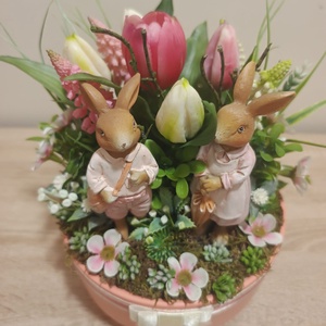 Húsvéti asztaldísz nyuszi párral rózsaszín színvilágban tulipán díszítéssel - ünnepi díszek, dekorációk - húsvéti díszek és dekorációk - húsvéti virágos díszek - Meska.hu