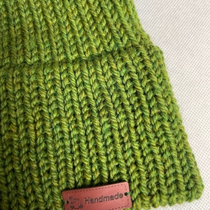 Zöld Kötött Merino Gyapjú Sapka levehetö pompommal - ruha & divat - sál, sapka, kendő - sapka - Meska.hu
