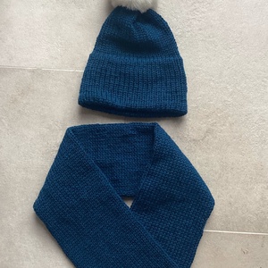 Kék Kötött Merino Gyapjú Sapka Sál Szett levehetö pompommal - ruha & divat - sál, sapka, kendő - sapka & sál szett - Meska.hu