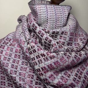 Kézzel Szőtt Lila Merinó Gyapjú és Selyem Kendő, leheletnyi rózsaszínnel - ruha & divat - sál, sapka, kendő - kendő - Meska.hu