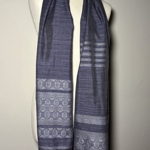 Kézzel szőtt kékesszürke hernyóselyem kendő liliom mintával  Egyedi kézműves női kiegészítő - ruha & divat - sál, sapka, kendő - kendő - Meska.hu