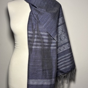 Kézzel szőtt kékesszürke hernyóselyem kendő liliom mintával  Egyedi kézműves női kiegészítő, Ruha & Divat, Sál, Sapka, Kendő, Kendő, Szövés, MESKA