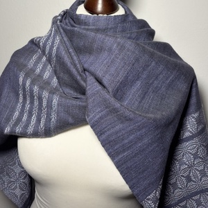 Kézzel szőtt kékesszürke hernyóselyem kendő liliom mintával  Egyedi kézműves női kiegészítő - ruha & divat - sál, sapka, kendő - kendő - Meska.hu