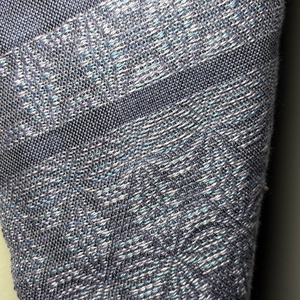 Kézzel szőtt kékesszürke hernyóselyem kendő liliom mintával  Egyedi kézműves női kiegészítő - ruha & divat - sál, sapka, kendő - kendő - Meska.hu