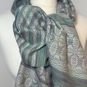 Kézzel szőtt Zöldes Lilás Selyemkendő liliom mintával � Egyedi kézműves női kiegészítő, Ruha & Divat, Sál, Sapka, Kendő, Kendő, Szövés, MESKA