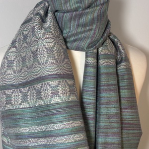 Kézzel szőtt Zöldes Lilás Selyemkendő liliom mintával � Egyedi kézműves női kiegészítő - ruha & divat - sál, sapka, kendő - kendő - Meska.hu