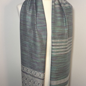 Kézzel szőtt Zöldes Lilás Selyemkendő liliom mintával � Egyedi kézműves női kiegészítő - ruha & divat - sál, sapka, kendő - kendő - Meska.hu