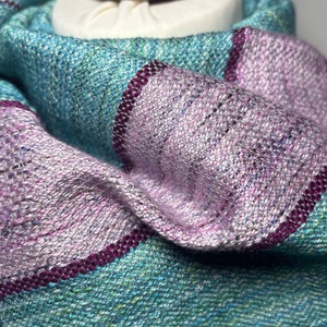 Kézzel szőtt Aszimmetrikus türkiz kendő lila csíkokkal  - Meska.hu