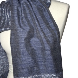 Kézzel szőtt kékesszürke hernyóselyem kendő liliom mintával � Egyedi kézműves női kiegészítő - ruha & divat - sál, sapka, kendő - kendő - Meska.hu