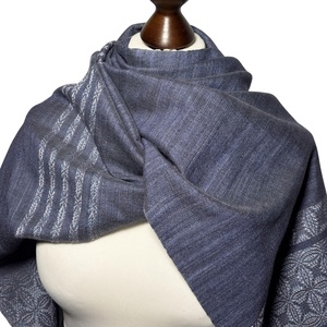 Kézzel szőtt kékesszürke hernyóselyem kendő liliom mintával � Egyedi kézműves női kiegészítő - ruha & divat - sál, sapka, kendő - kendő - Meska.hu