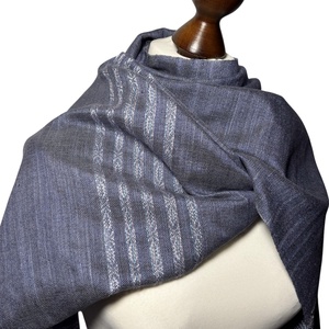 Kézzel szőtt kékesszürke hernyóselyem kendő liliom mintával � Egyedi kézműves női kiegészítő - ruha & divat - sál, sapka, kendő - kendő - Meska.hu