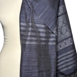 Kézzel szőtt kékesszürke hernyóselyem kendő liliom mintával � Egyedi kézműves női kiegészítő - Meska.hu