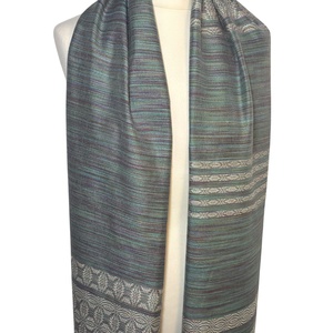 Kézzel szőtt Zöldes Lilás Selyemkendő liliom mintával � Egyedi kézműves női kiegészítő - ruha & divat - sál, sapka, kendő - kendő - Meska.hu