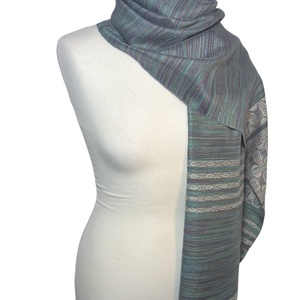 Kézzel szőtt Zöldes Lilás Selyemkendő liliom mintával � Egyedi kézműves női kiegészítő - ruha & divat - sál, sapka, kendő - kendő - Meska.hu